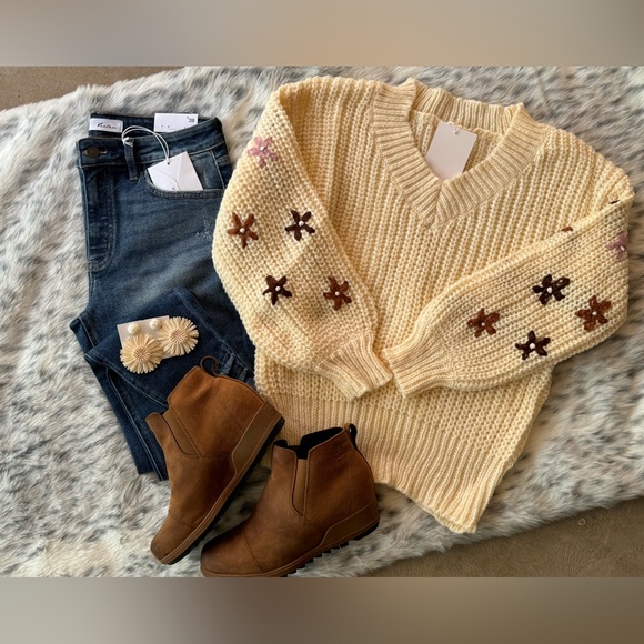 Ivory white cable knit v neck floral embroidered sleeve boho bohemian sweater - Picture 10 of 12